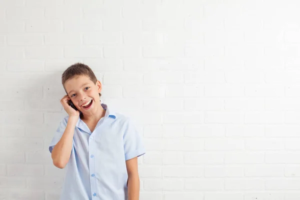 Chlapec Hovoří Mobilní Telefon Šťastný Teenagera — Stock fotografie