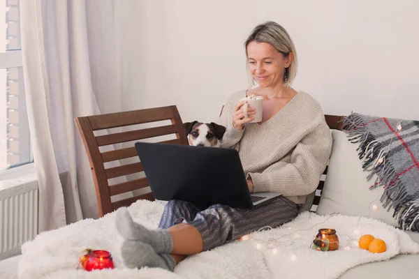 Щаслива Доросла Леді Транслює Онлайн Контент Ноутбуці Сидячи Дивані Затишному — стокове фото