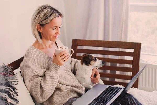 幸せな大人の女性ストリーミングオンラインコンテンツ上のラップトップに座っているソファで居心地の良い家 女性座っているソファ — ストック写真