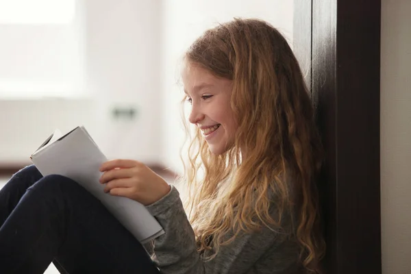 Flicka Läsa Boken Barn Med Bok Hemma — Stockfoto