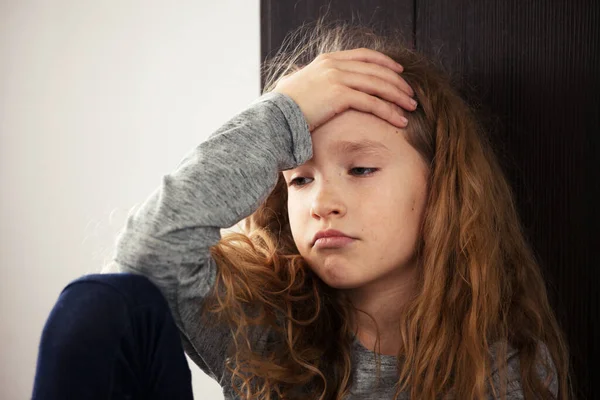 虐待の子 うつ病と悲しい少女 — ストック写真