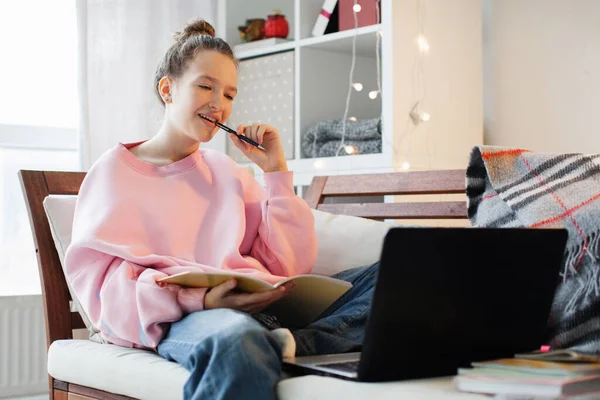 Caucasian Teen Girl Young Woman School Student Remote Worker Learning — Stock Photo, Image