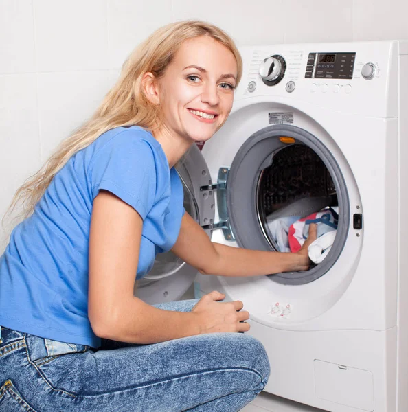 Kadın Giysileri Evde Çamaşır Makinesine Koyar — Stok fotoğraf