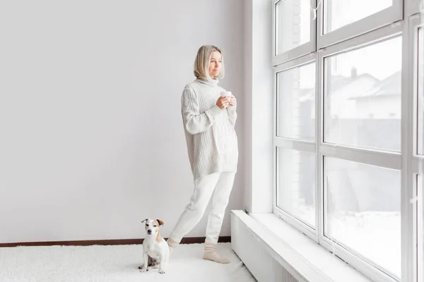 Attraktive Frau Mittleren Alters Weißer Gemütlicher Kleidung Trinkt Einem Wintermorgen — Stockfoto