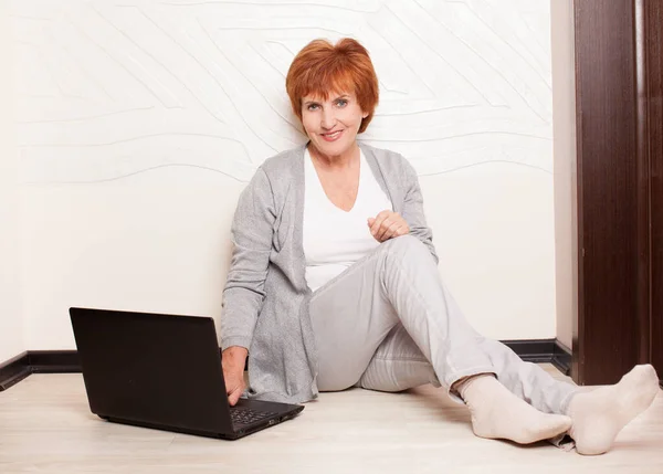 Woman Sitting Floor Laptop Mature Female Home — Stock Photo, Image