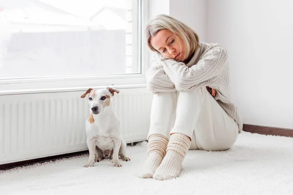 Femeie Adultă Nefericită Vârstă Mijlocie Câine Stă Lângă Fereastră Frustrat — Fotografie, imagine de stoc