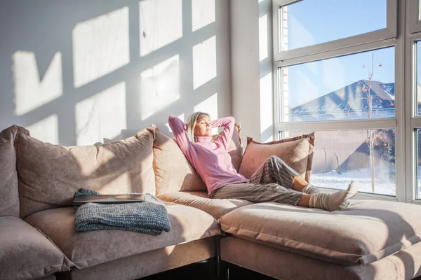 Ruhige Hausfrau Mittleren Alters Sitzt Auf Dem Sofa Und Hält — Stockfoto