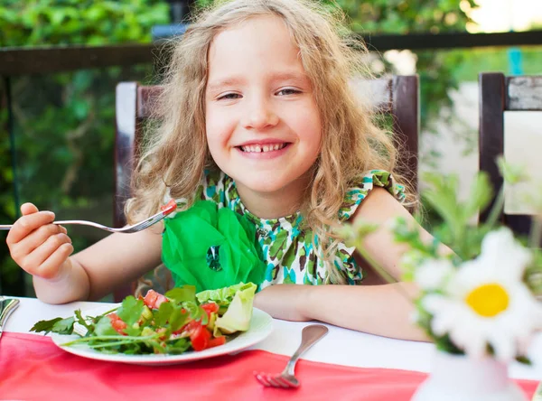 Niño Comiendo Ensalada Café Chica Comiendo Aire Libre —  Fotos de Stock