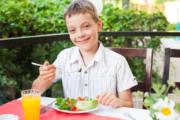 Chico Comiendo Ensalada Café Adolescente Comiendo Aire Libre —  Fotos de Stock