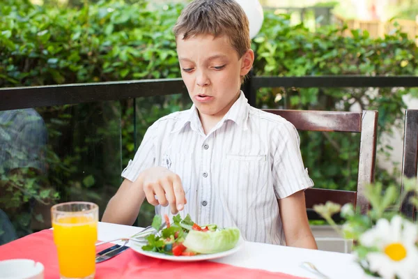 Garçon Aime Pas Nourriture Enfant Dégoûté Regardant Salade Légumes — Photo