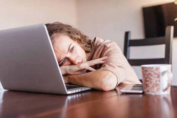 带着手提电脑的疲惫的年轻女商人的画像 悲伤压抑的女性在家里 — 图库照片