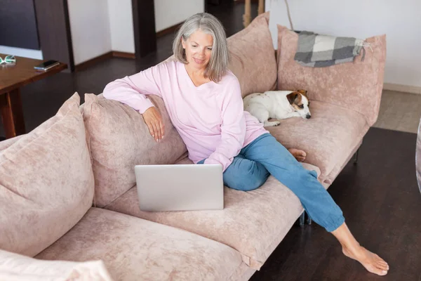 Donna Matura Sorridente Che Utilizza Computer Portatile Controllare Notizie Mail — Foto Stock