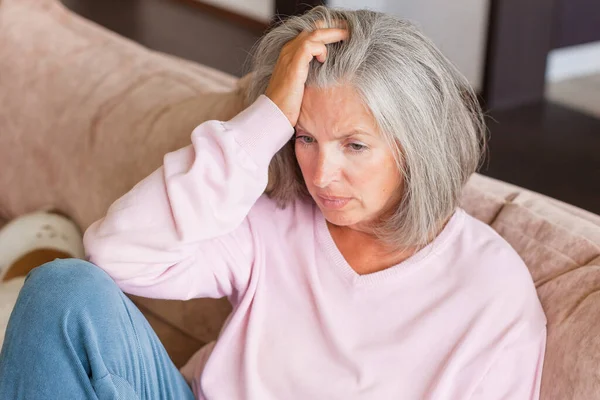 Deprimerad Mogen Kvinna Sitter Soffan Hemma Olycklig Alon Grå Hår — Stockfoto