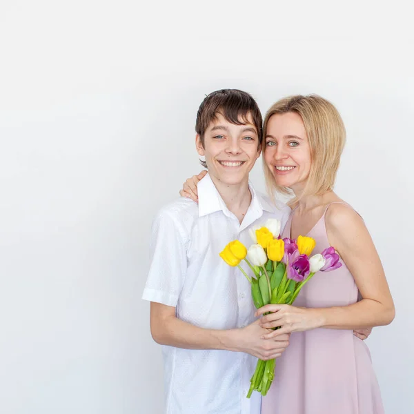 Fils Donne Maman Bouquet Fleurs Pour Les Vacances Tulipes Mères — Photo