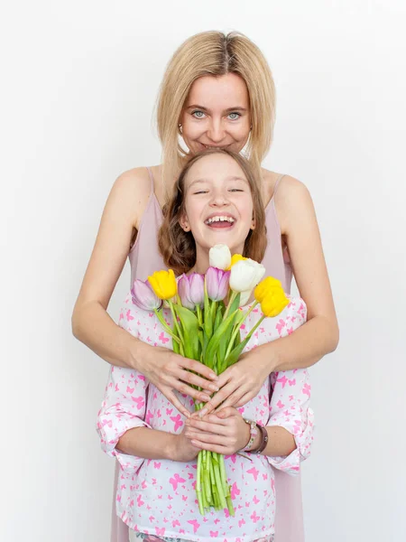 Daughter Gives Mom Flowers Mothers Day Child Gives Her Mother — Stock Photo, Image