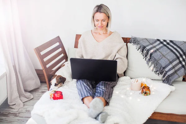 Schöne Fröhliche Erwachsene Frau Mit Laptop Während Sie Hause Auf — Stockfoto
