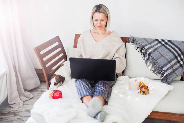 Gyönyörű Vidám Felnőtt Használja Laptop Miközben Kanapén Nappaliban Otthon Mosolygó — Stock Fotó