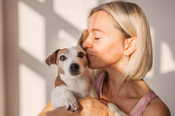 幸せな大人の女性のショットを閉じ 子犬をキスし 忠実な動物の友人と余暇時間を過ごし 犬を持つことを喜んでいます — ストック写真