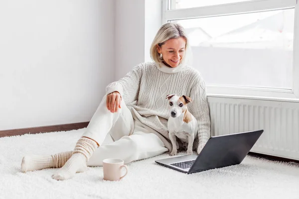 Ευτυχισμένη Μεσήλικη Γυναίκα Που Χρησιμοποιεί Laptop Της Στο Άνετο Λευκό — Φωτογραφία Αρχείου