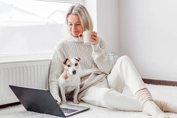 Ontspannen Vrouw Van Middelbare Leeftijd Werkt Aan Een Laptop Haar — Stockfoto