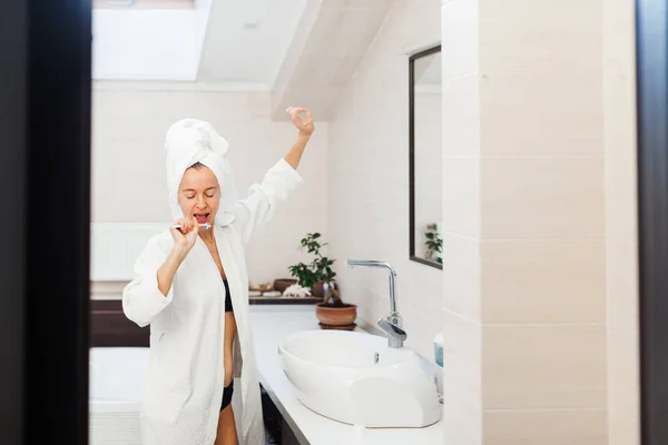 Attraktive Glückliche Frau Putzt Ihre Zähne Mit Zahnpasta Die Waschbecken — Stockfoto