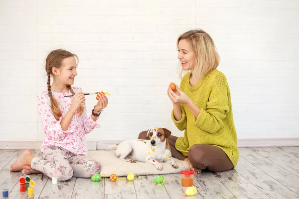 ママと子供は イースターエッグを飾る 自宅で家族 絵の女の子と女性 — ストック写真