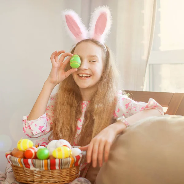 Wielkanoc Dziecko Trzyma Koszyk Jajkami Wielkanocnymi — Zdjęcie stockowe