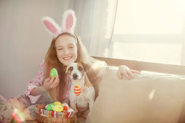 复活节庆祝 孩子拿着一篮子复活节彩蛋 女孩与狗 — 图库照片