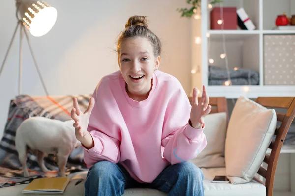 幸せな10代の少女ブロガーカメラのビデオ通話に話して Vlogを記録します 幸せな若い女性の距離自宅でチャット笑っている 面白いソーシャルメディアの影響力のストリーミング ウェブカメラビュー ストック画像