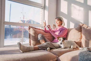 Evde telefonu olan orta yaşlı bir kadın.