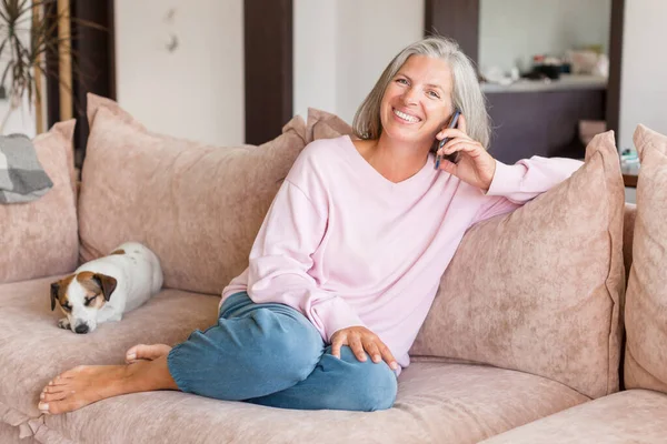 Mujer Mayor Sonriente Con Pelo Gris Hablando Teléfono Inteligente Con —  Fotos de Stock