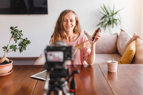 Fiatal Vonzó Boldog Blogger Vagy Vlogger Néz Kamera Beszél Videofelvétel — Stock Fotó