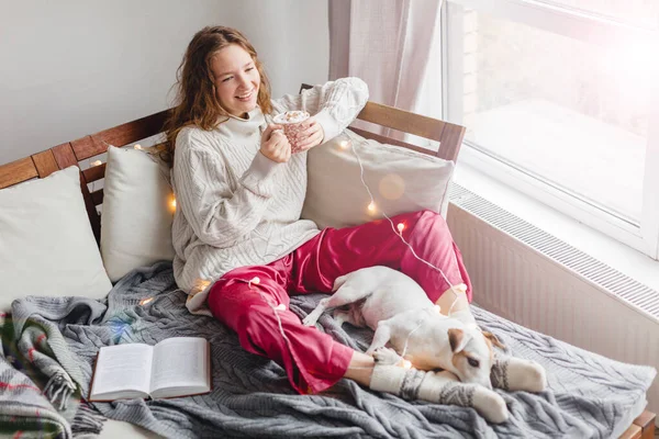 Mladá Žena Její Rozkošný Pes Sedí Gauči Líné Odpoledne Doma — Stock fotografie