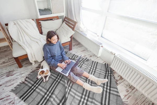 Relaxing Young Woman Using Laptop Living Room Working Online Project — Stock Photo, Image