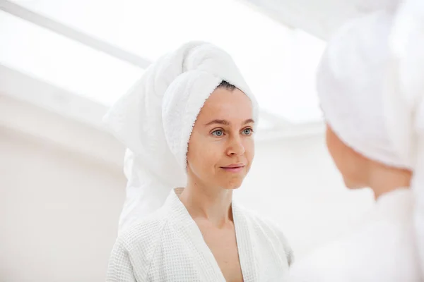 Mulher Meia Idade Bonita Olhar Espelho Banheiro Bonito 40S Senhora — Fotografia de Stock