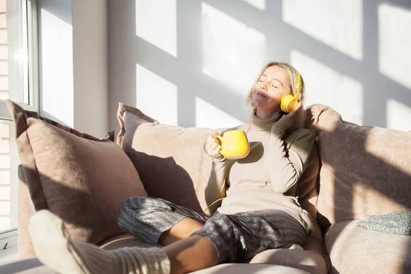 Fröhliche Frau Mittleren Alters Hört Musik Über Kopfhörer Und Sitzt — Stockfoto