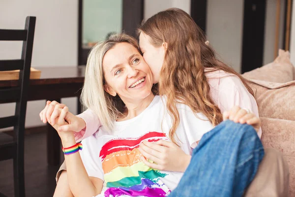 2人のゲイのレズビアン女性が自宅のソファに座っている Lgbtの概念 — ストック写真