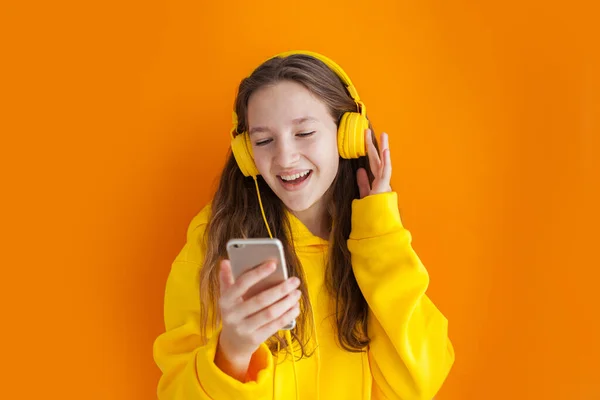 Hora Ouvir Música Entretenimento Amigável Olhando Para Telefone Positivo Jovem — Fotografia de Stock