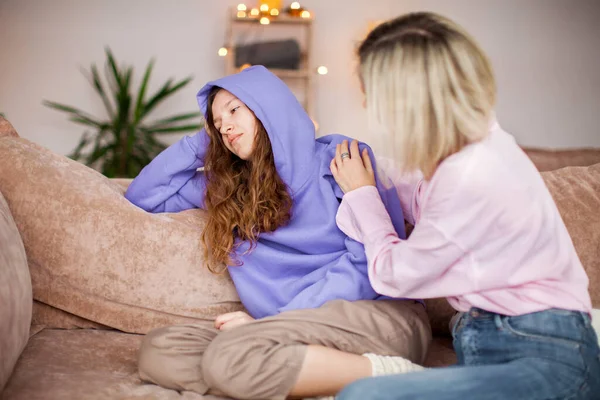 Pečující Běloška Matka Mluvit Útěchu Nešťastné Smutné Dospívající Dcera Trpí — Stock fotografie