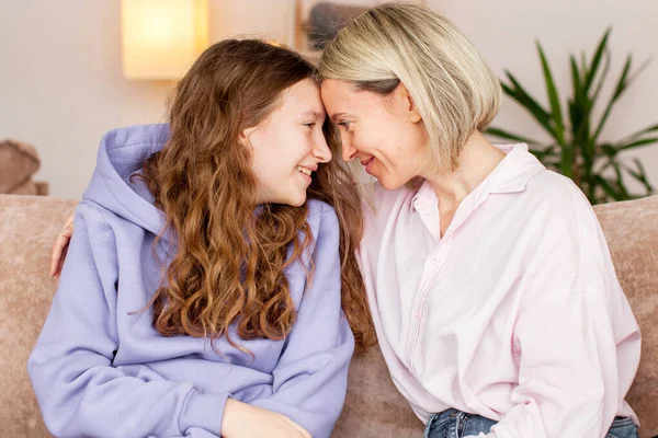 Sonriente Amante Joven Madre Caucásica Relajarse Sofá Con Chat Hija — Foto de Stock