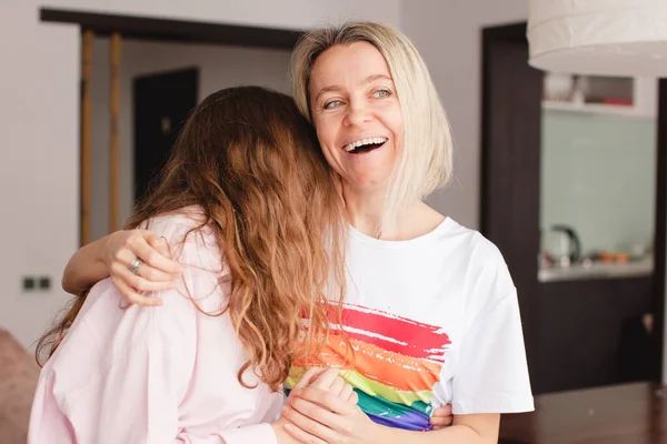 Веселая Гомосексуальная Пара Сидит Диване Гостиной Обнимаются Женщины Средних Лет Стоковое Изображение