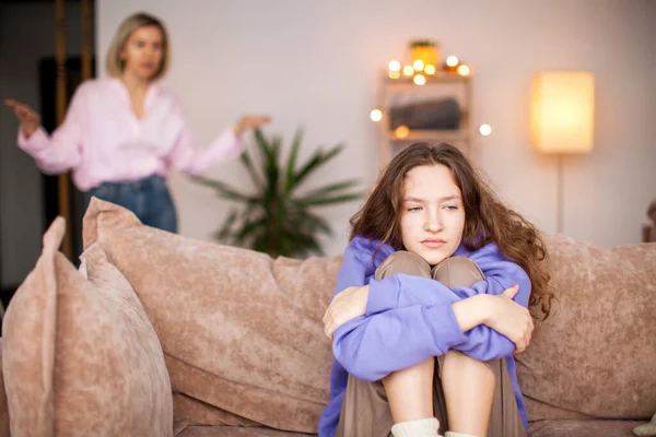 Conflict Tussen Moeder Kind Vrouw Schreeuwt Tegen Tienermeisje Triest Kind Rechtenvrije Stockafbeeldingen