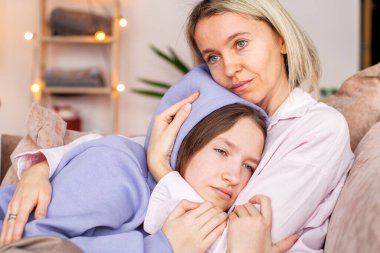 Önemseyen Kafkasyalı anne, mutsuz, mutsuz, genç kız çocuğu, okulda zorbalık ya da psikolojik sorunlar yaşıyor, sevgi dolu anne desteği, depresif, içine kapanık ergen kız çocuğuyla barış yapıyor.