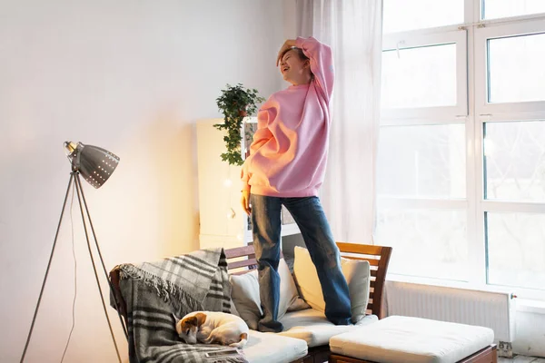 Fröhliche Lustige Teenager Mädchen Singen Lied Springen Tanzen Stehend Auf — Stockfoto