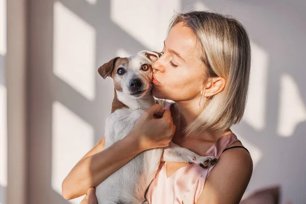 Medelålders Kvinna Håller Sin Hund Sina Armar Kvinnliga Kramar Och — Stockfoto