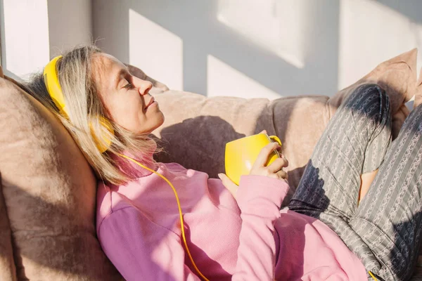 Personas Tecnología Concepto Ocio Feliz Mediana Edad Mujer Sentada Sofá —  Fotos de Stock