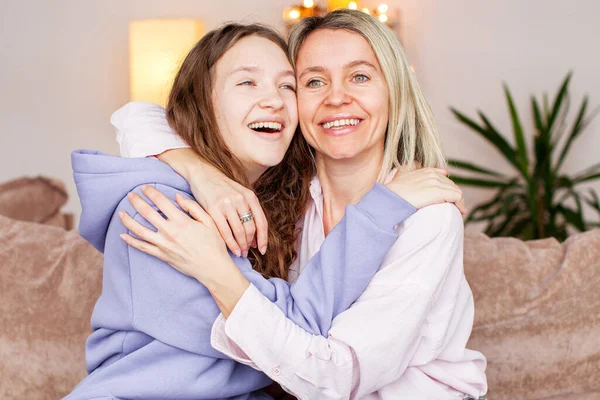 Vit Medelålders Mor Och Tonåring Dotter Slappna Soffan Vardagsrummet Prata — Stockfoto