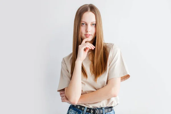Pensativo Sorrindo Bela Menina Adolescente Caucasiana Vestindo Camiseta Marrom Sobre — Fotografia de Stock
