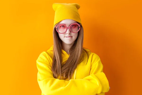 Moderní Sebevědomá Teen Dívka Módních Brýlích Žluté Mikině Pleteným Kloboukem — Stock fotografie