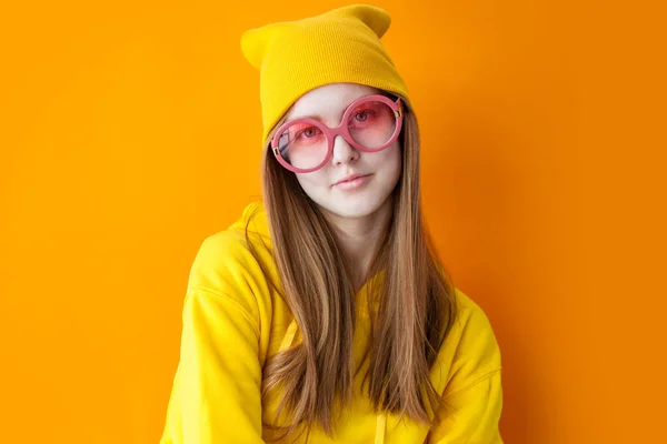 Moderní Sebevědomá Teen Dívka Módních Brýlích Žluté Mikině Pleteným Kloboukem — Stock fotografie